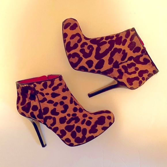 Leopard print high heel booties. - Picture 1 of 3